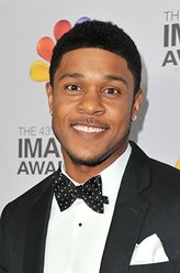 达瑞尔·多诺万（普奇·豪尔饰演）