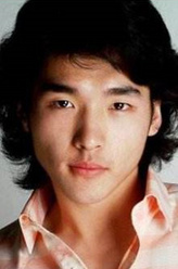 秦大仓（冯茗惊饰演）