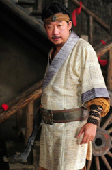 郑飞龙（刘桦饰演）