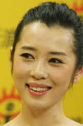 导演（余男饰演）