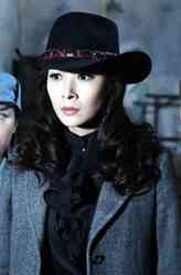 小玲（曲栅栅饰演）