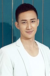 郑翔（王阳饰演）