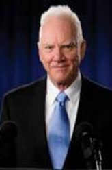 马尔科姆·麦克道威尔剧照