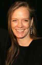 Lizzy Calvert（苏茜·爱米斯饰演）