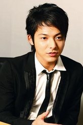 堤友树（柏原收史饰演）