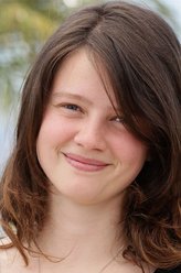 Celine Delorme（波林·艾蒂安饰演）