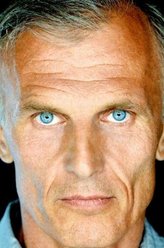 托马斯·埃科斯特（理查德·塞梅尔饰演）