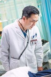 何建一（张嘉译饰演）