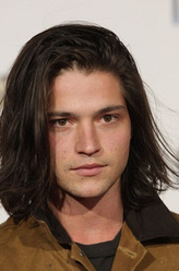 Finn Collins（托马斯·麦克唐纳饰演）