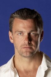 雷·史蒂文森（雷·史蒂文森饰演）