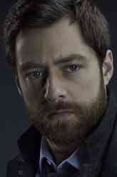 艾略特·卡恩/D.I. Elliott Carne（理查德·兰金饰演）