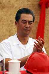 习仲勋（张嘉译饰演）