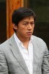 跃东（吕行饰演）