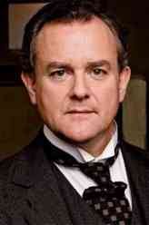 罗伯特·克劳利（休·博内威利饰演）