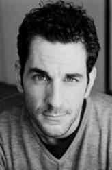 阿隆·艾布拉姆斯（阿隆·艾布拉姆斯饰演）