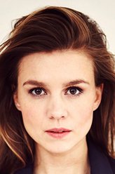 海伦·普莱斯（卡佳·赫尔伯斯饰演）