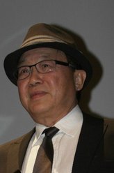 龙飞雁（许冠文饰演）