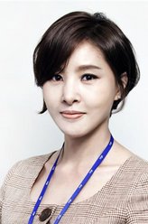 朴智英（朴智英饰演）