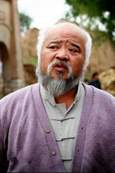 田舅（李琦饰演）