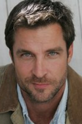 Pilot（本·里德饰演）