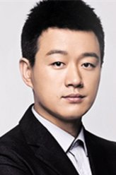 耿直（佟大为饰演）