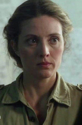 Aurora Luft（伊夫林·布洛初饰演）