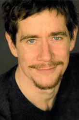 Johnny Burke（凯文·布雷斯纳汉饰演）