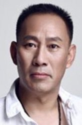 罗满石（吴京安饰演）