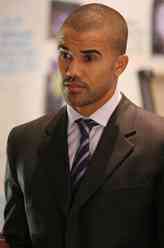 德瑞克·莫根（谢默·摩尔饰演）