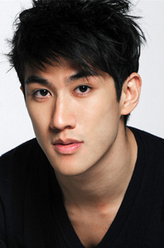 李小龙（李治廷饰演）