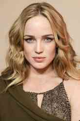 莎拉·兰斯（凯蒂·洛茨饰演）