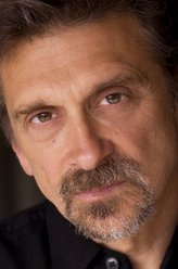 Kenneth Malverne（丹尼斯·布特斯卡里斯饰演）