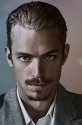 乔尔·金纳曼（乔尔·金纳曼饰演）