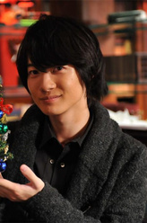 雫(nǎ )井彗（神木隆之介饰演）