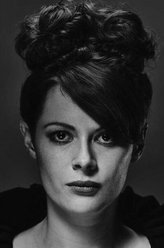 艳寡妇（艾米丽·比查姆饰演）