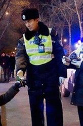 警察（张鲁一饰演）