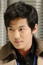 李相贤（尹仲勋饰演）