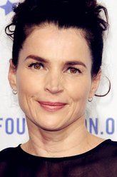 萨布里娜（朱莉娅·奥蒙德饰演）