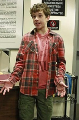 卢克·邓菲（诺兰·古德饰演）