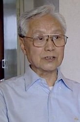 英子父（严翔饰演）