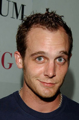 伊桑·恩布里剧照