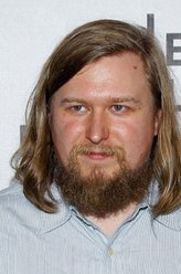 路易斯·弗雷德里克（迈克尔·切鲁斯饰演）