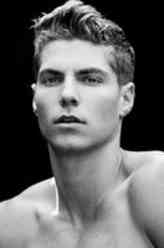 Julien（乔· 斯拉夫特饰演）