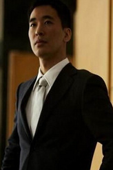 Derek（黄立行饰演）