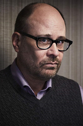 Hall（特里·金尼饰演）