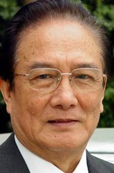 朗震寰（章杰饰演）