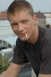 Dennis（雅各布·马特施恩茨饰演）