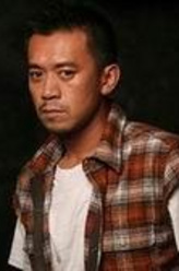 岳为（王学兵饰演）