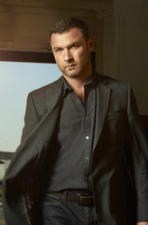 雷·多诺万（列维·施瑞博尔饰演）