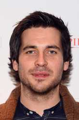 罗伯·詹姆斯-克里尔剧照